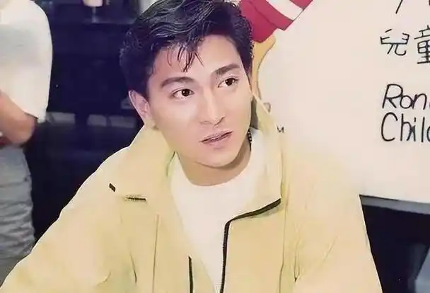 有网友在社交平台发出刘德华与吴京在一起的照片,吴京比刘德华小12岁