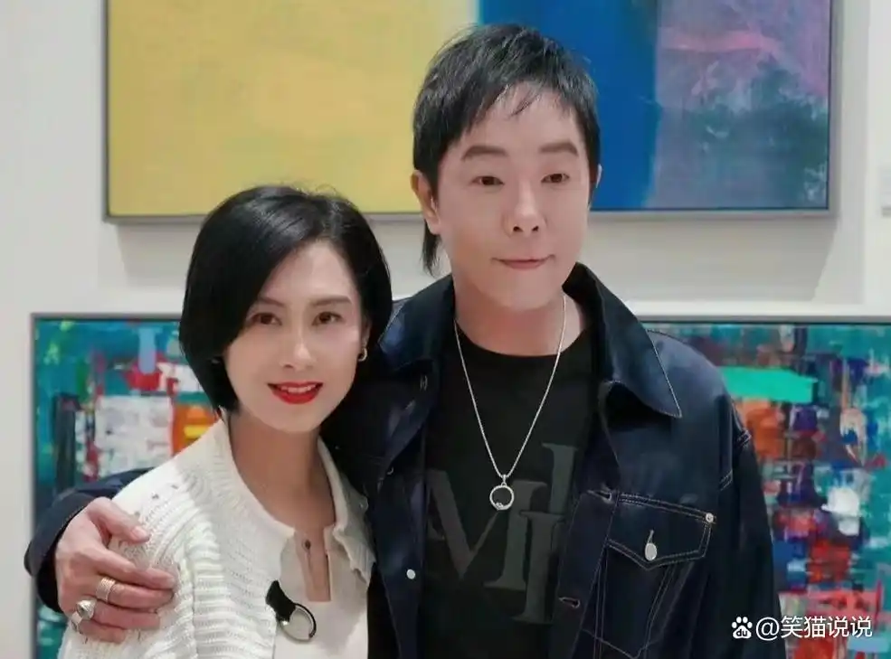 黄贯中开展首个画展,在展厅内庆贺60岁生日,与朱茵搂抱好甜蜜