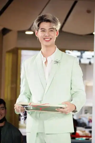 黄明明saint 西装