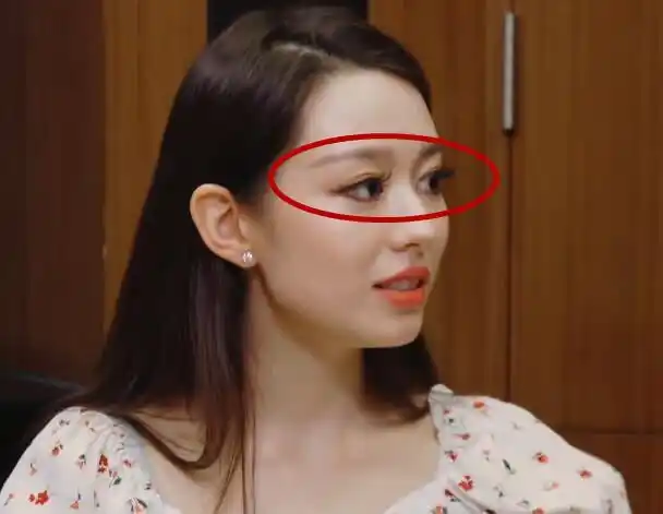 都说吉娜戴假睫毛有点土当她卸掉那一刻却美得让人移不开眼