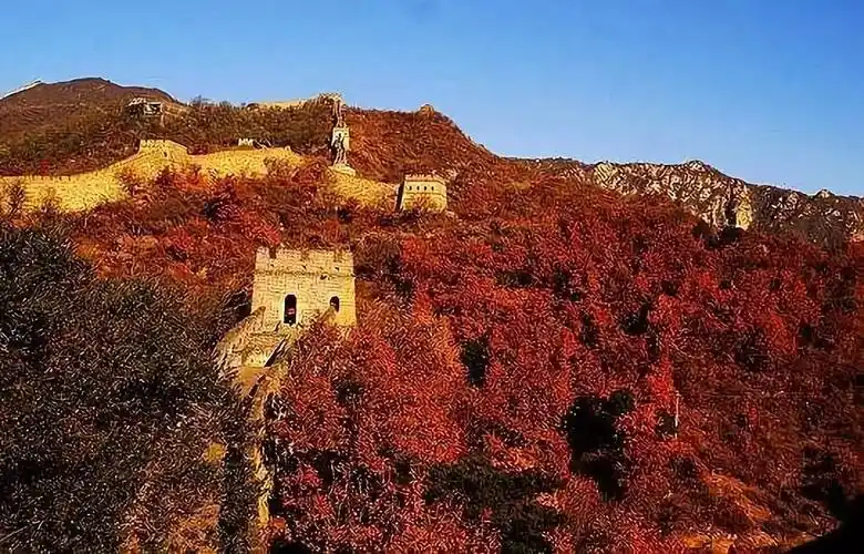 130公里,天津市168公里(津蓟高速),驱车可以直达顶峰,各景区主要景点