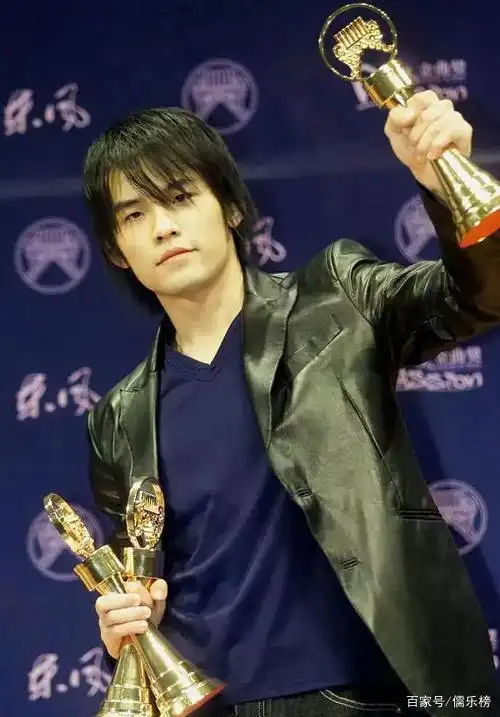 周杰伦晒20年前旧照,网友纷纷被他帅到,原来当年是被颜值吸引