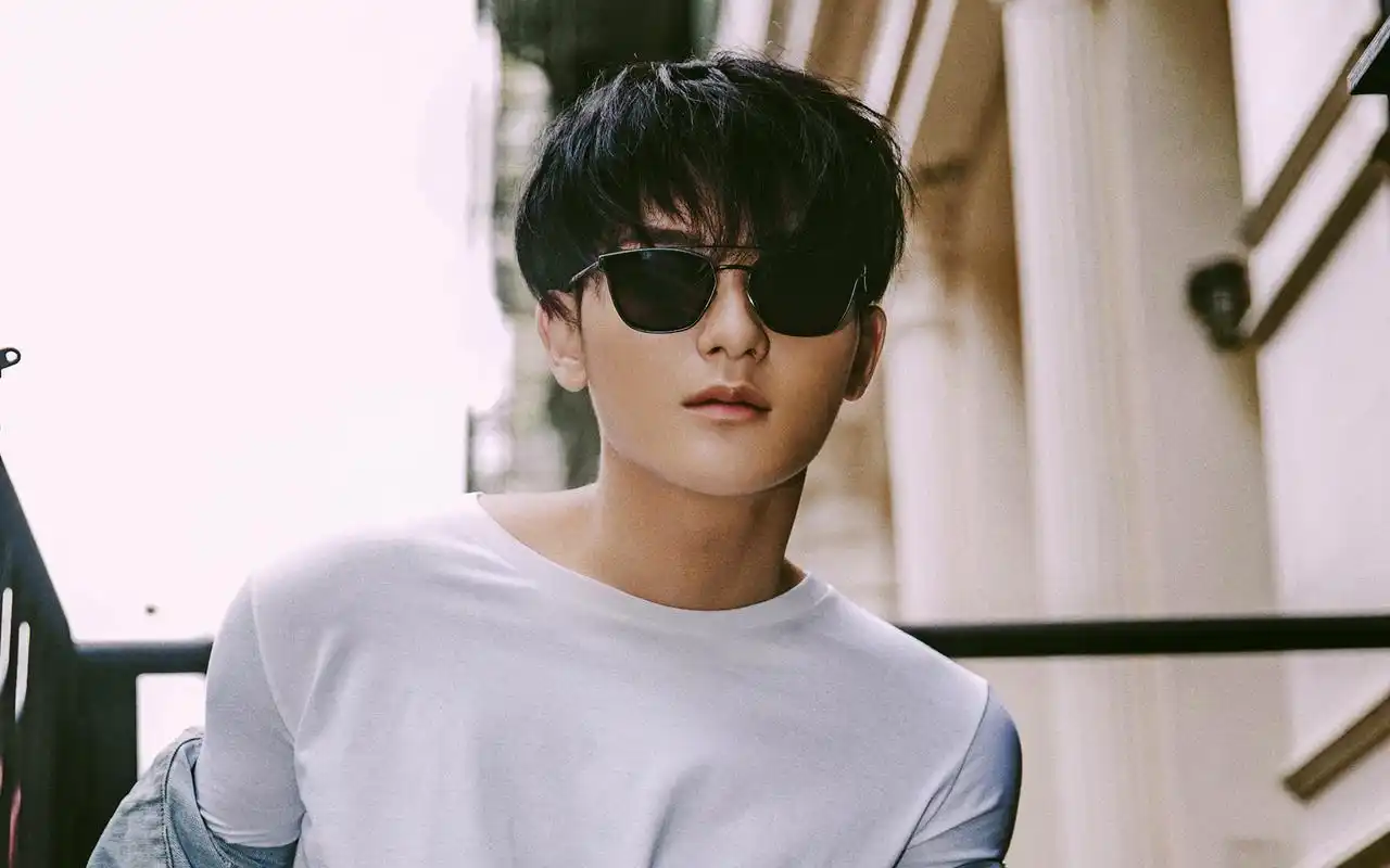 黄子韬最帅街拍写真图片桌面壁纸