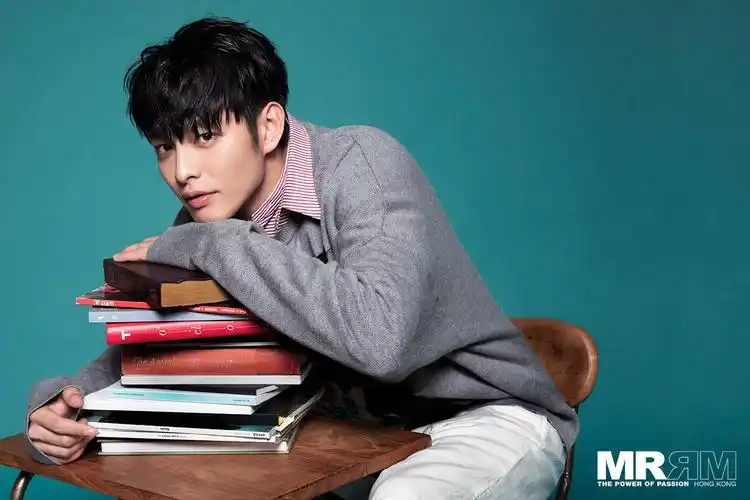 曹佑宁时尚大片玩转学院风 温暖笑容化身魅力学长