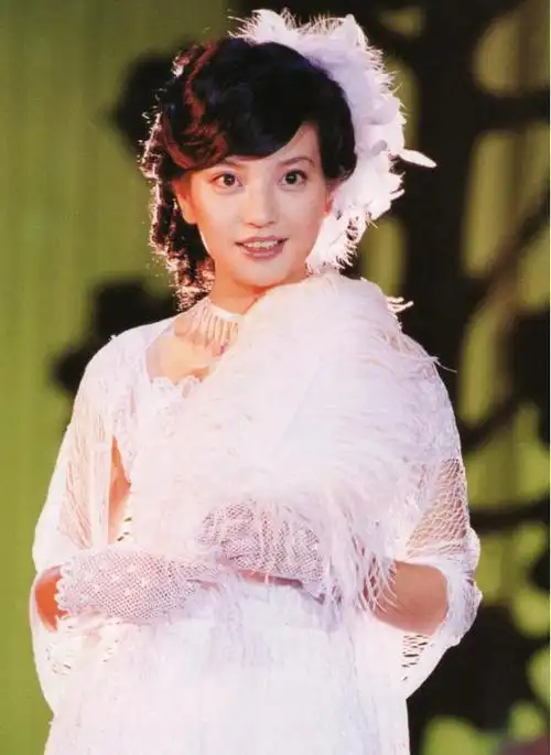 她是最惨母亲,女儿赵薇被封杀,儿子亏损5亿后,丈夫也撒手人寰