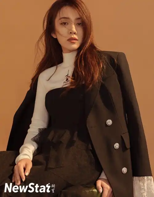 王晓晨深邃眼眸直击人心 完美身材曲线凹凸有致