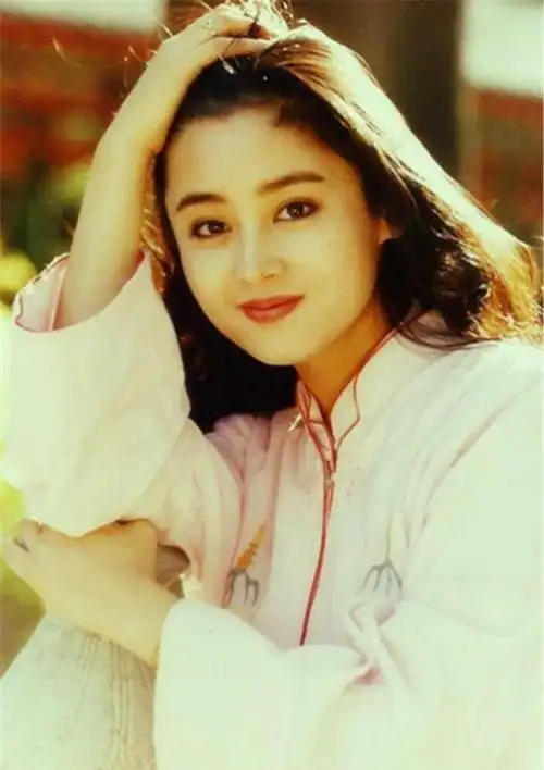 陈红虽然比陈凯歌小16岁,但是他们的感情并没有受到年龄的影响.