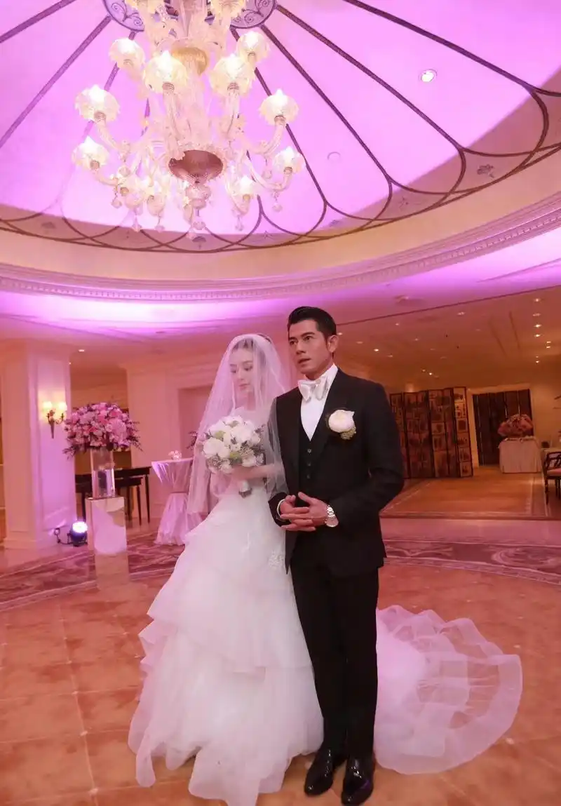 方媛晒结婚照秀恩爱,5年前高调办婚礼,她穿婚纱一脸富贵相