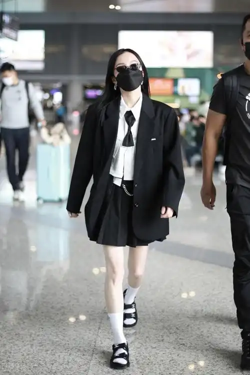 张韶涵现身机场,白衬衫搭西装外套,百褶裙搭配甜美俏皮