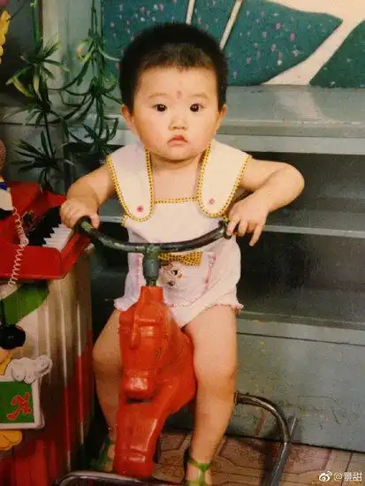 景甜童年照罕见曝光 扎双马尾可爱靓丽 - 中国日报网