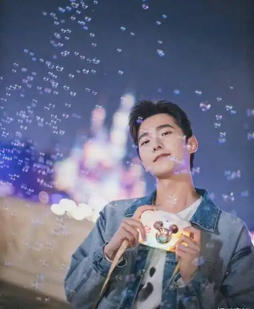 杨洋迪士尼游园梦幻写真,玩泡泡机,坐旋转木马,牵着彩色气球_于途