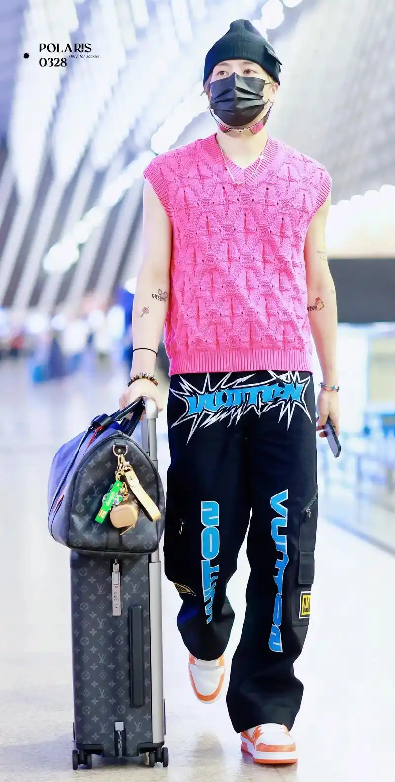 王嘉尔现身机场前往巴黎.参加巴黎时装周louis vuitt - 抖音