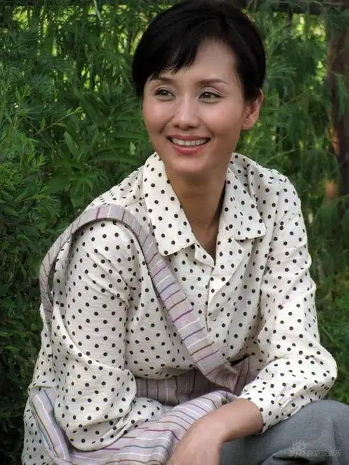 李颖忙拍电视剧风格多变 娴静妩媚两相宜(组图)