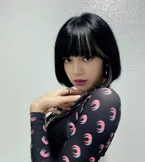 lisa的黑茶色短发超显白