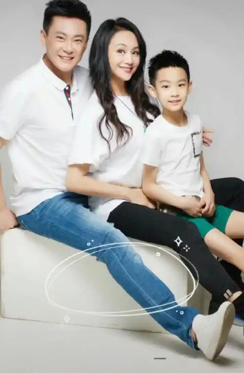 曹颖罕晒全家福,辟谣女儿传闻并拒绝再生,10岁儿子已长成大帅哥