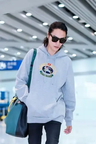 陈坤穿灰色卫衣搭配黑色牛仔裤现身 扎丸子头行走间帅气十足