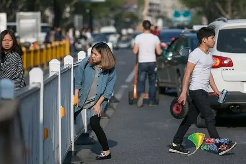 杭州行人过街图方便弯腰钻护栏