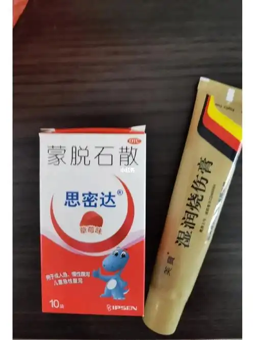 结果擦护臀膏没作用,越来越红,又试了红霉素软膏和百多邦,没啥效果