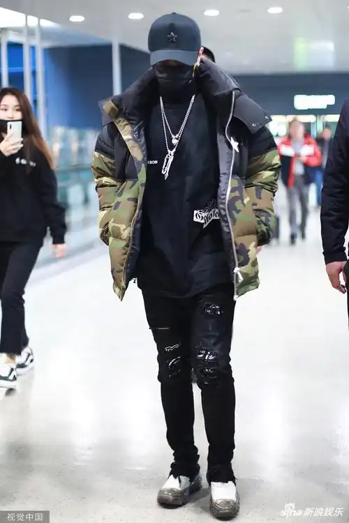 组图:罗志祥机场戴"星星"棒球帽穿破洞裤 走路霸气有型气场十足