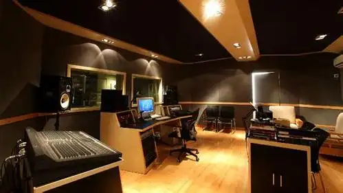 木屋网是一家专业的 录音, 配音网站,期间,我们为多位歌手 录音,好