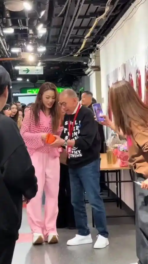 杨受成给容祖儿发红包,合影姿势暧昧,老婆在旁看着笑_陆小曼_满城