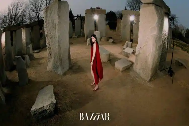 古力娜扎登上《时尚芭莎》封面,红唇长裙气场全开,宛如女王降临_大片