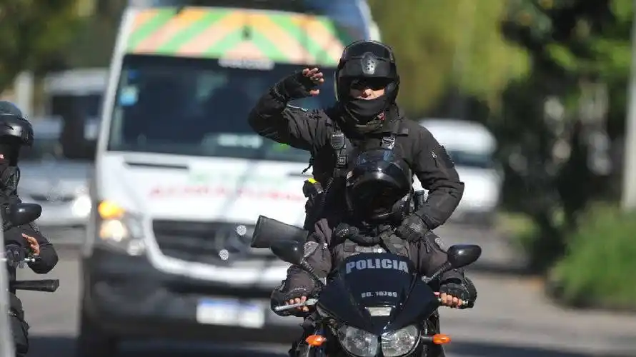 阿根廷人质劫持案两人死亡三警察受伤开了300多枪