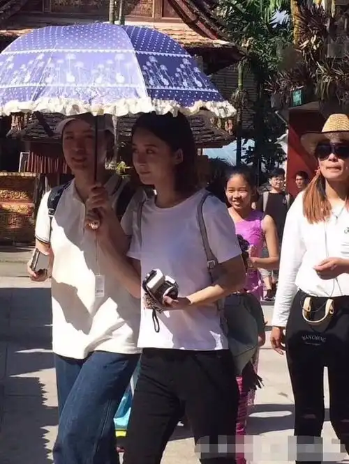 赵丽颖近照曝光,助理为赵丽颖撑伞被网友怒赞!