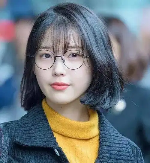 这种脸型无论什么眼镜都可以驾驭,鹅蛋脸的小仙女可以大胆尝试不同