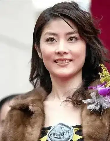 广州夜市惊现冻龄女神陈慧琳52岁状态曝光网友直呼不科学