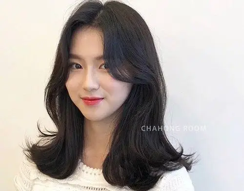 韩国小姐姐偏分烫发不显额头短 2020做个脸圆不呆女孩必选烫发