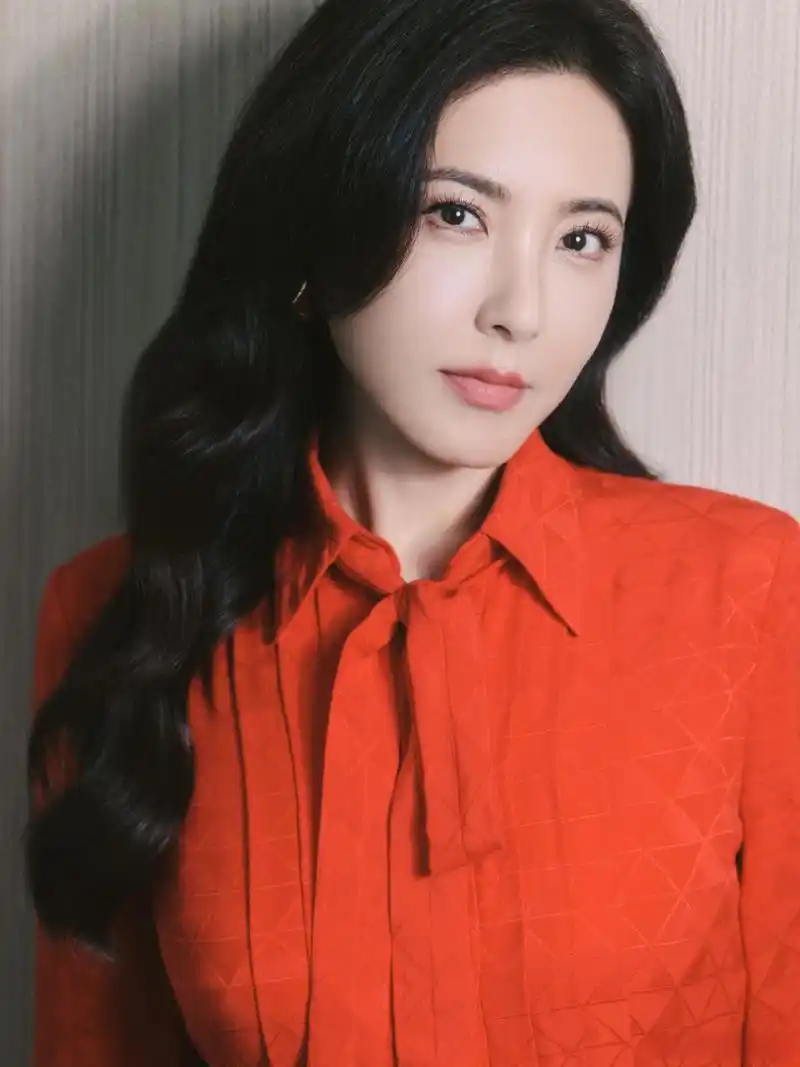 6月27日,@曾黎 以一袭红裙亮相《偷偷藏不住》见面会,被网友说今天的