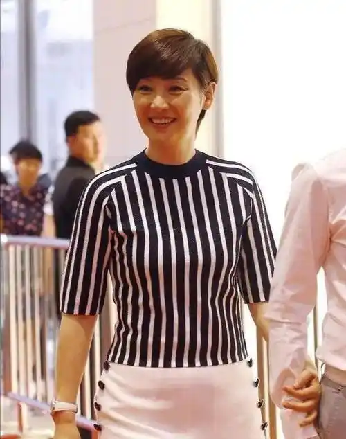 没有修图的徐帆,气质端庄大气,烂大街的条纹还穿出高级感!