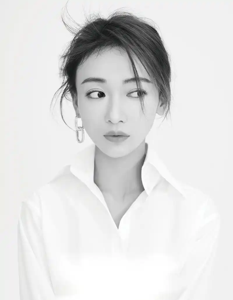 吴谨言的这组时尚芭莎的大片跟之前比真的进步了好多,不过这个锦鲤色