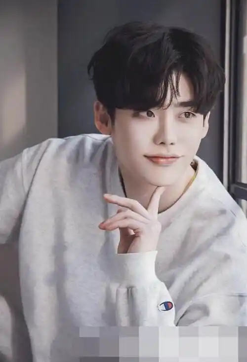 微卷头发部分是剪出层次效果,纹理烫发是制作着蓬松效果,上下有着链接