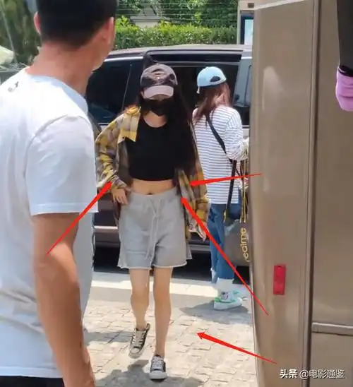 杨幂上班拍二八定律原相机下的身材抢镜隔着屏幕都酸了