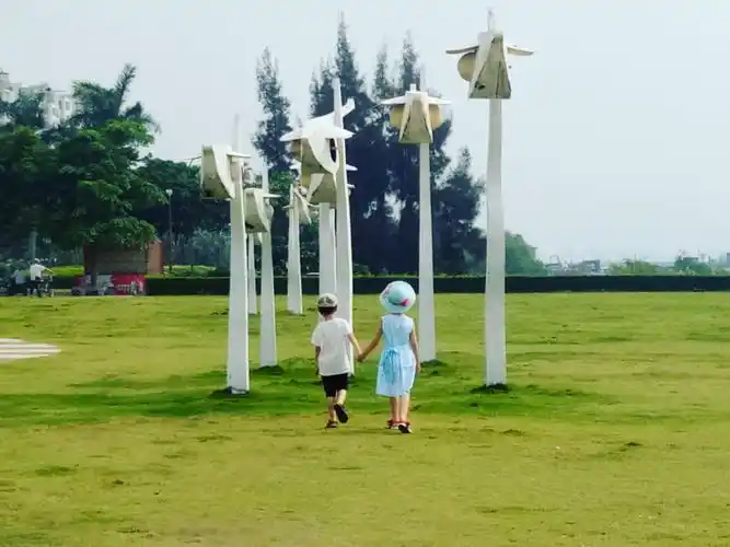 姐弟俩手牵手,一起成长.