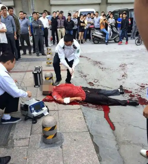 " href="/item/温州市">温州市 /a>区广景大厦楼下,一男子当街被砍,送