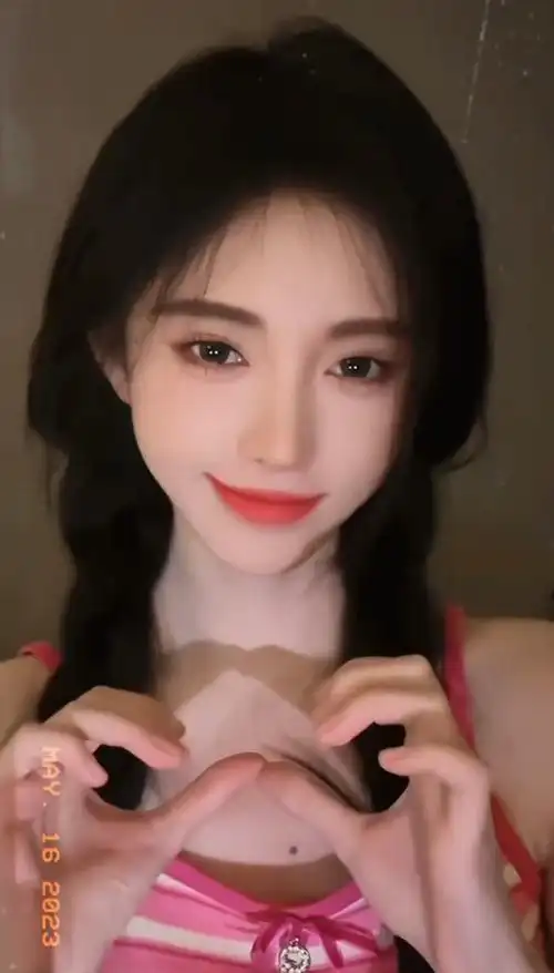 鞠婧祎粉色条纹吊带##鞠婧祎戳脸比心手势舞