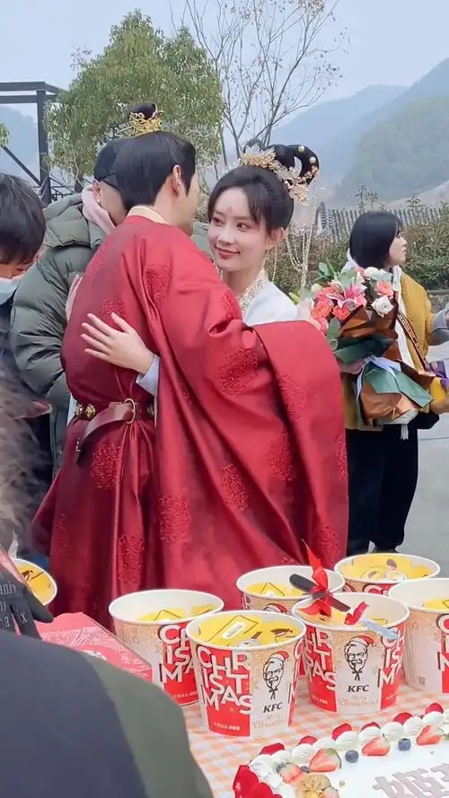 徐正溪孟子义新剧花琉璃轶闻杀青花絮,甜蜜拥抱,大结局了,好舍不得花