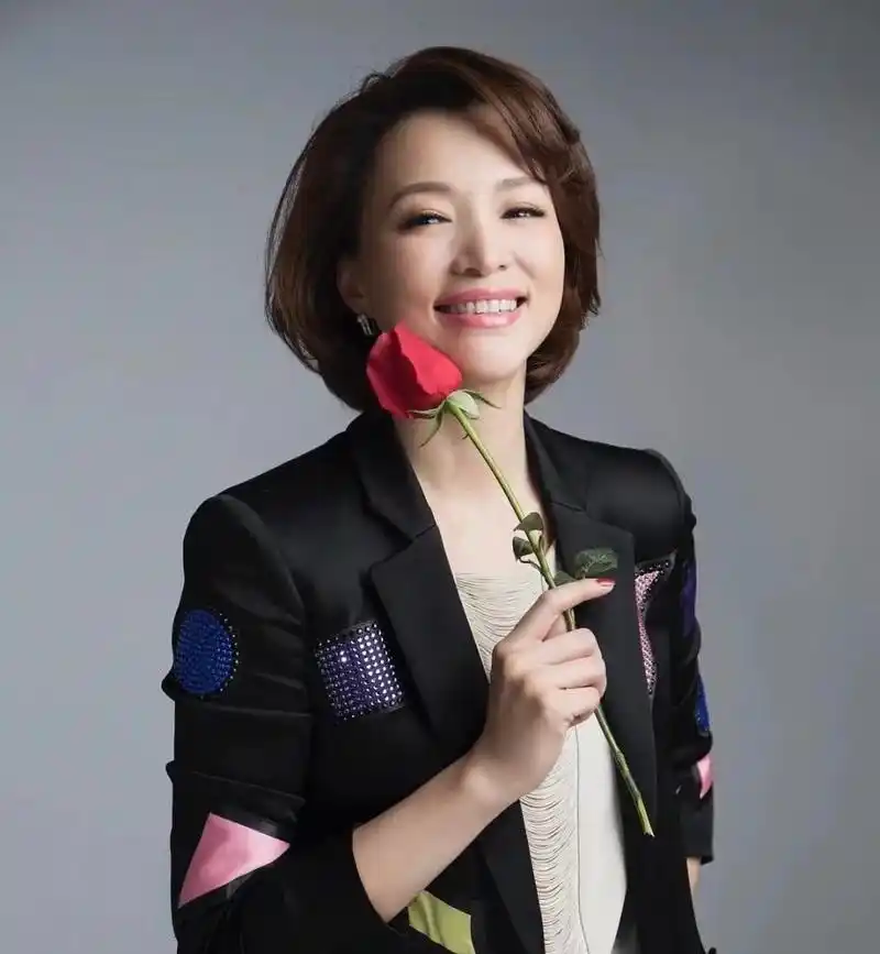 前央视主持周涛近照,56岁素颜无皱纹,一身正装戴眼镜展现领导范