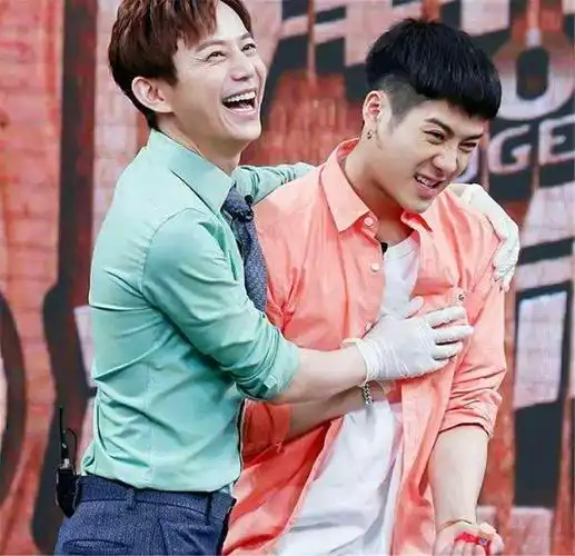 44岁何炅官宣回归与王嘉尔甜蜜合照这是相差20岁的兄弟吗