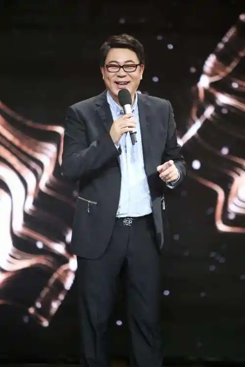 49岁高亚麟近照曝光深夜街头跳舞疑醉酒网友出门记得戴口罩