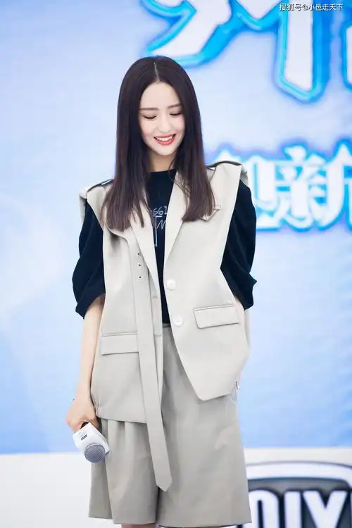 佟丽娅灰色制服舞台照合集