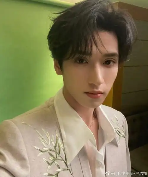 时代少年团中式刺绣西装#严浩翔微博更新!第一时间分享了造型自拍!