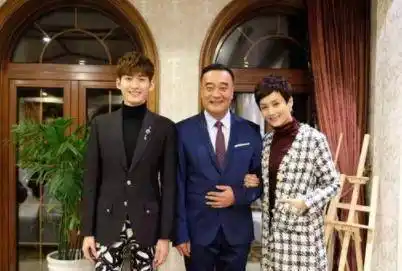 她是张翰的"母亲",52岁颜值不输赵雅芝,如今女儿成奥运冠军_李颖_演艺