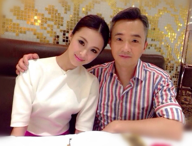 昔日央视美女主持,和丈夫低调相恋六年,如今丈夫患病陪伴左右!_程雷