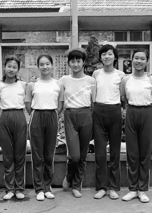 穿着校服的女孩子清纯可爱同桌情谊操场上打闹的女孩野外玩耍的孩子10