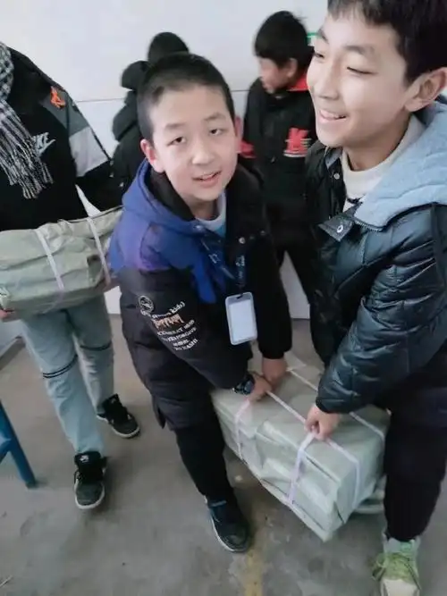 杨洋向平山县捐赠图书##乡村小学生收到杨洋捐赠图书