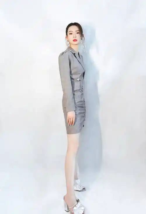 原创35岁依旧我型我秀明星界的西装女王戚薇